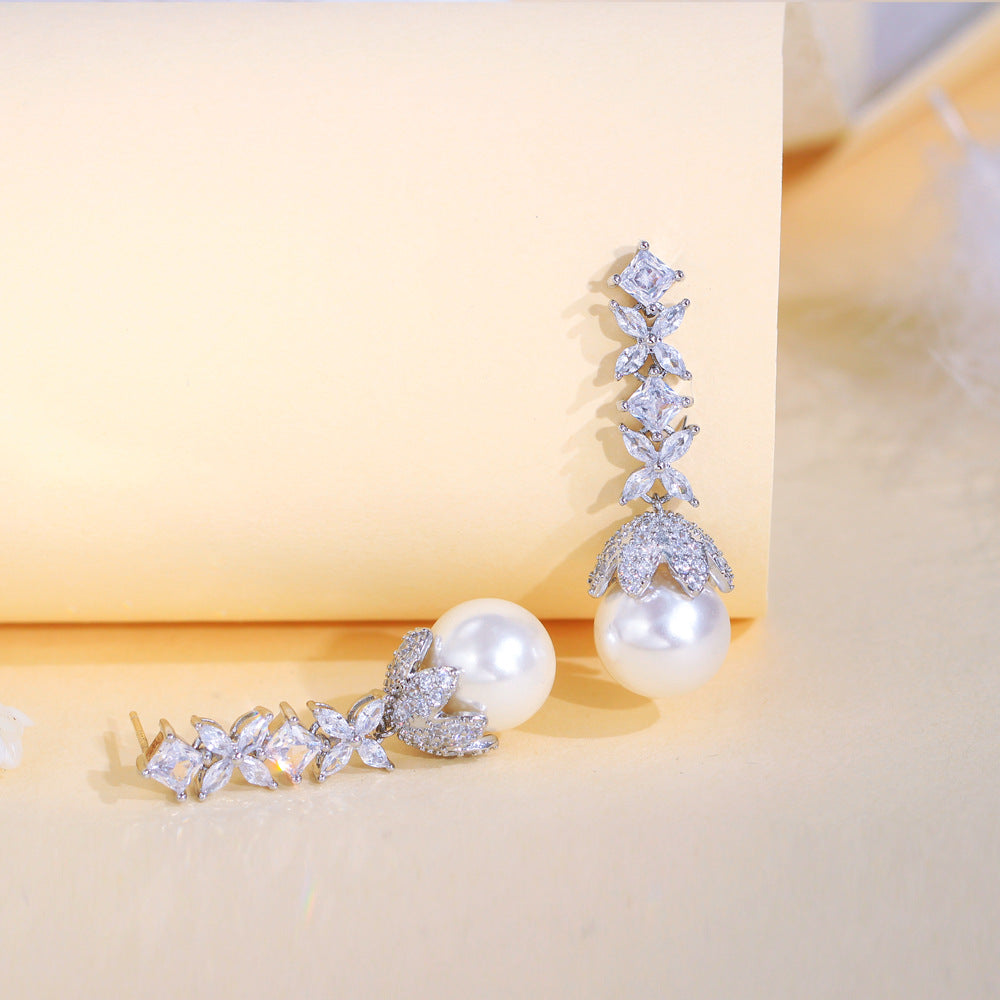 Korean high-class lady's pearl fringed drop earrings featuring mother-of-pearl with elegant and sophisticated appearance Long-style diamond-set earrings