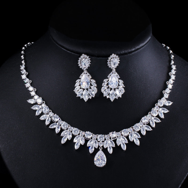 Two-piece set of high-end earrings and necklaces from Europe and America. Zircon jewelry for evening gowns and wedding dresses