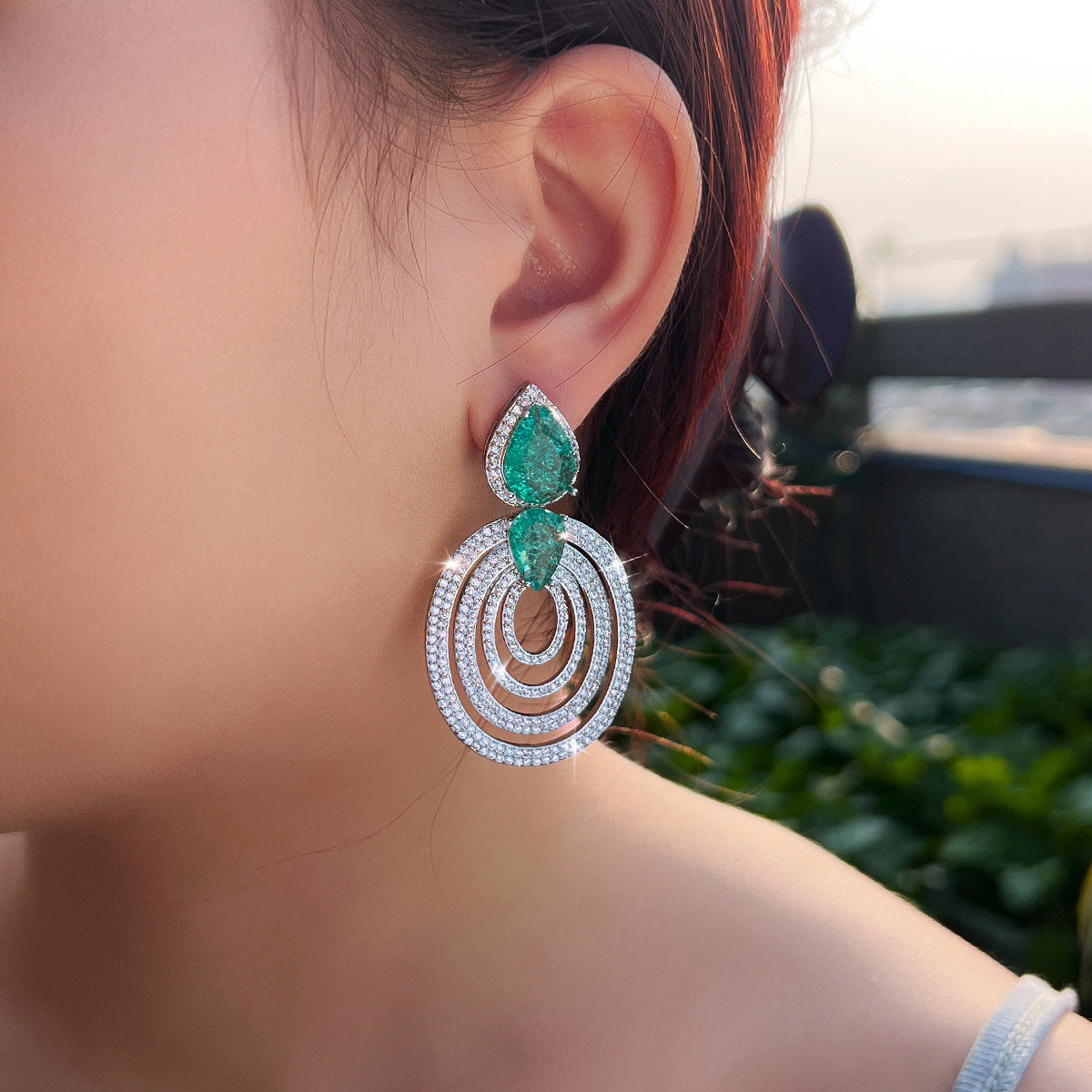 European and American geometric design oval large hoop earrings in S925 silver Lightweight and luxurious style Suitable for formal evening gowns Women's earrings