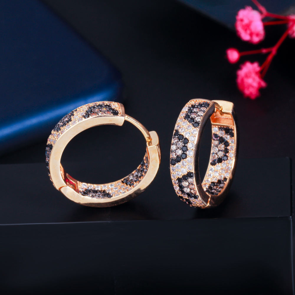 Best-selling new gold-plated leopard-print ear cuffs with tiny zirconia inlays Trendy ear accessories in batch of golden ear clasps