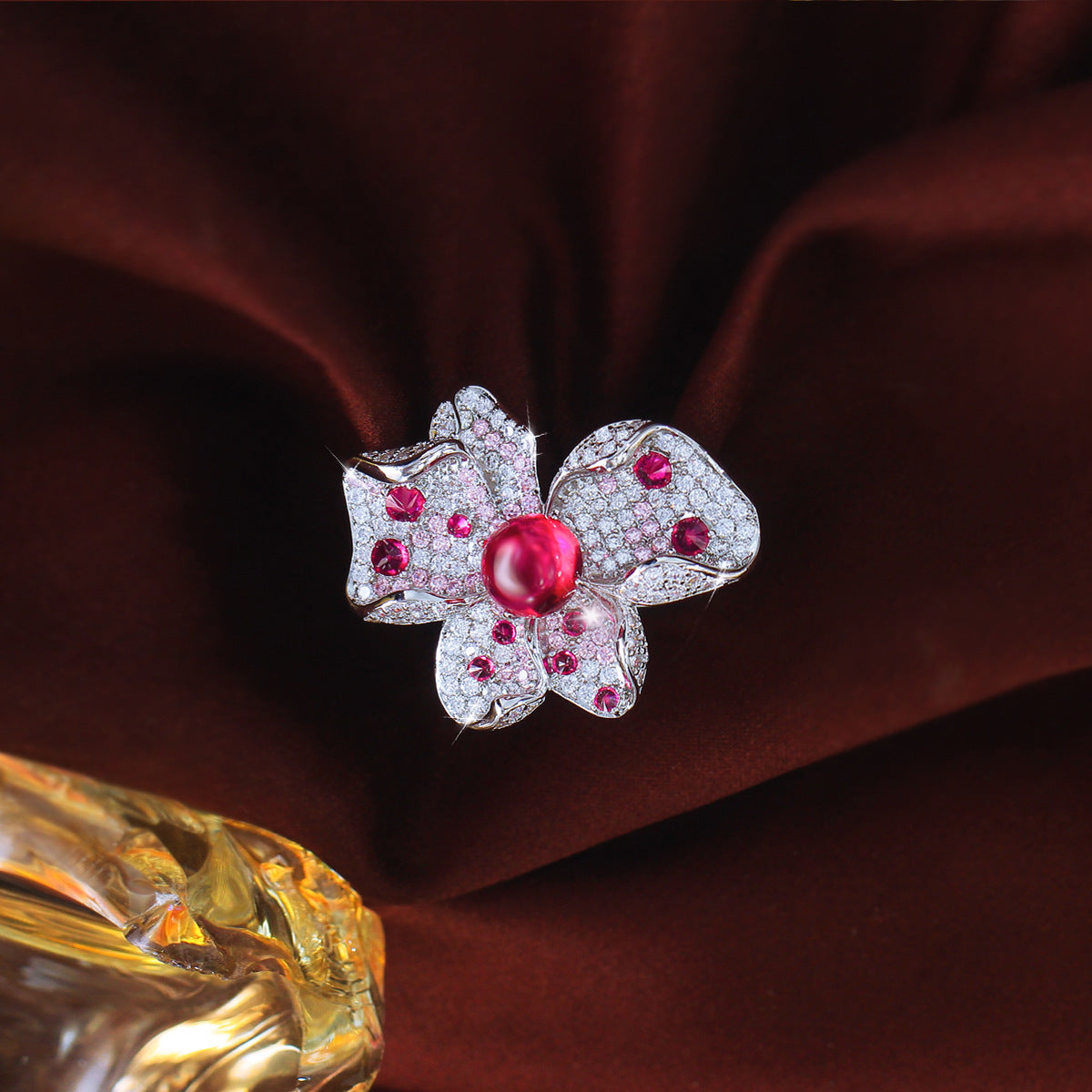 French-style minimalist luxury high-purity diamond sophisticated ring for women exuding elegant charm Red gemstone with ultra-shiny finish heavy precious gemstones three-dimensional flower-shaped finger ring