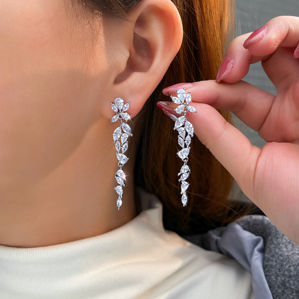 Luxury-luxurious, niche-style long-stemmed fringed zircon ear studs for women featuring a fashionable and elegant look typical of a high-class lady The same style as the flower-shaped earrings for women