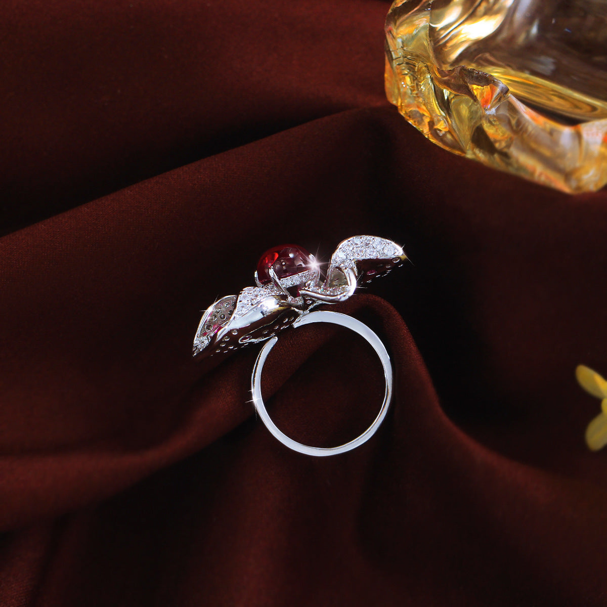 French-style minimalist luxury high-purity diamond sophisticated ring for women exuding elegant charm Red gemstone with ultra-shiny finish heavy precious gemstones three-dimensional flower-shaped finger ring