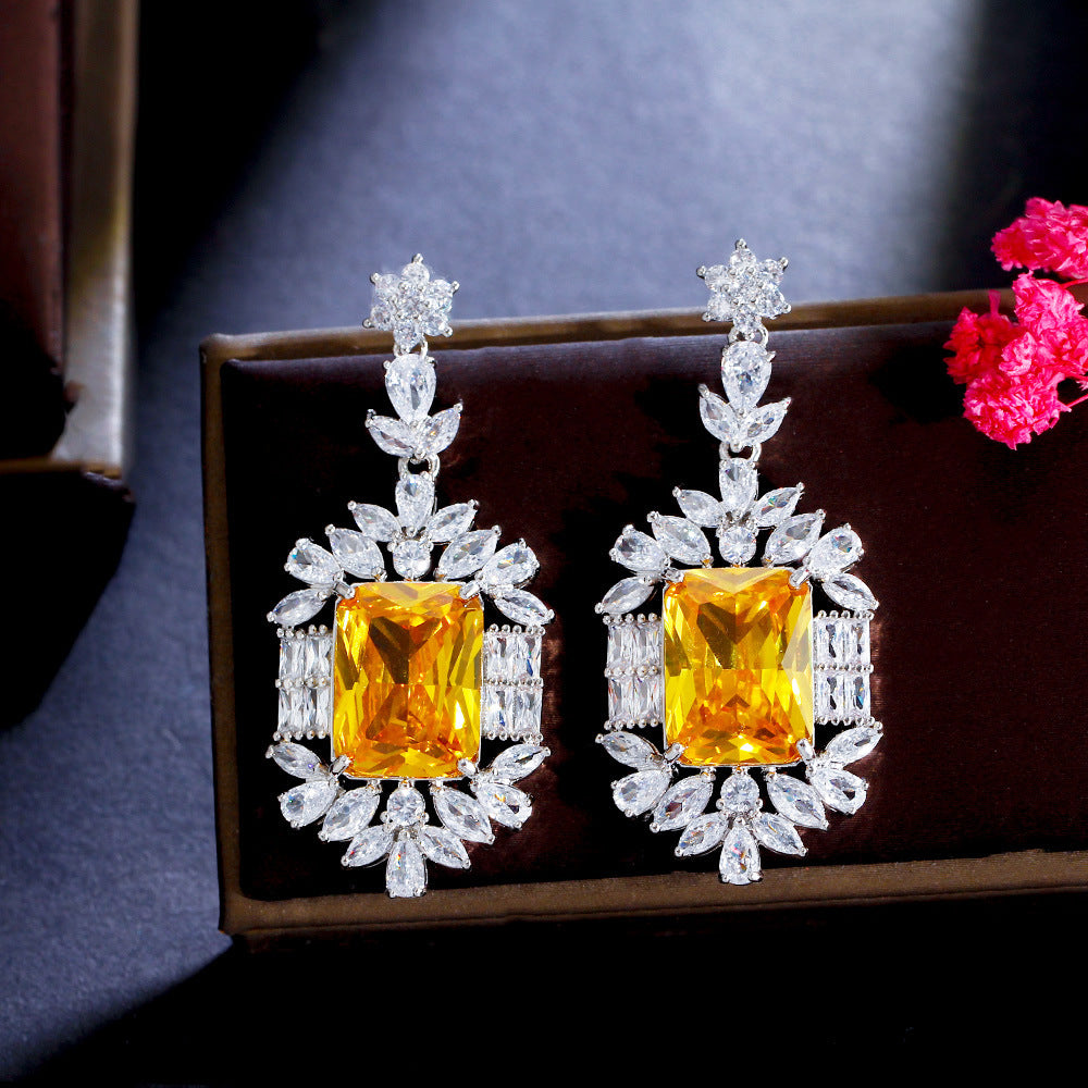Heavyweight copper-set zircon earrings with high-end rectangular emerald gemstones and Asche yellow diamonds as the ear pendants