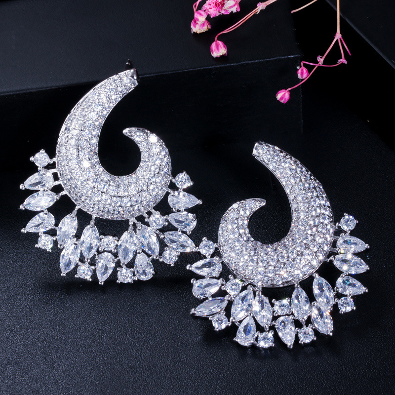 New European-style creative exaggerated diamond earrings. Ultra-shiny zirconia women's versatile ear accessories