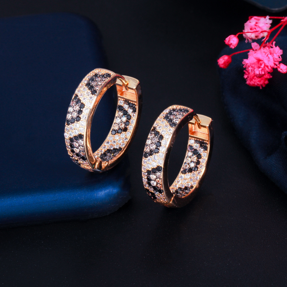 Best-selling new gold-plated leopard-print ear cuffs with tiny zirconia inlays Trendy ear accessories in batch of golden ear clasps