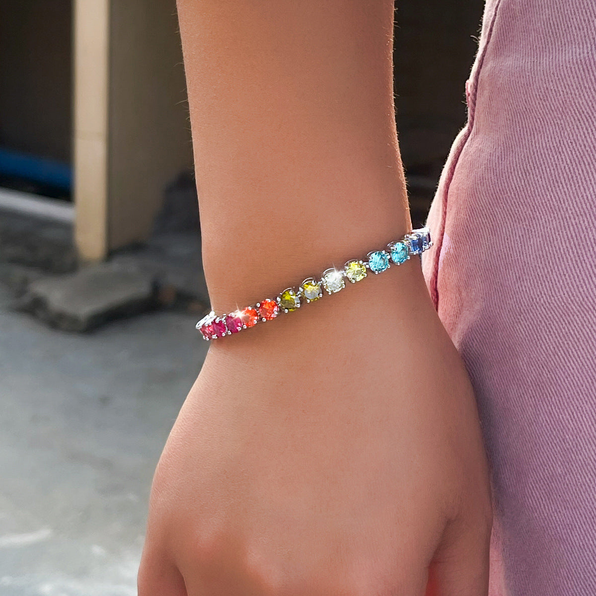 The Ins European Zirconia Bracelet features a single row design, with a 6mm round full-diamond tennis bracelet. It is suitable for cross-border wearing and is a fashionable exquisite and hip accessory