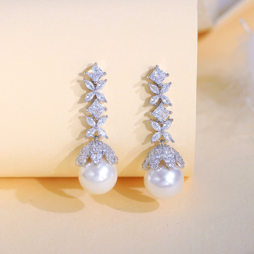 Korean high-class lady's pearl fringed drop earrings featuring mother-of-pearl with elegant and sophisticated appearance Long-style diamond-set earrings