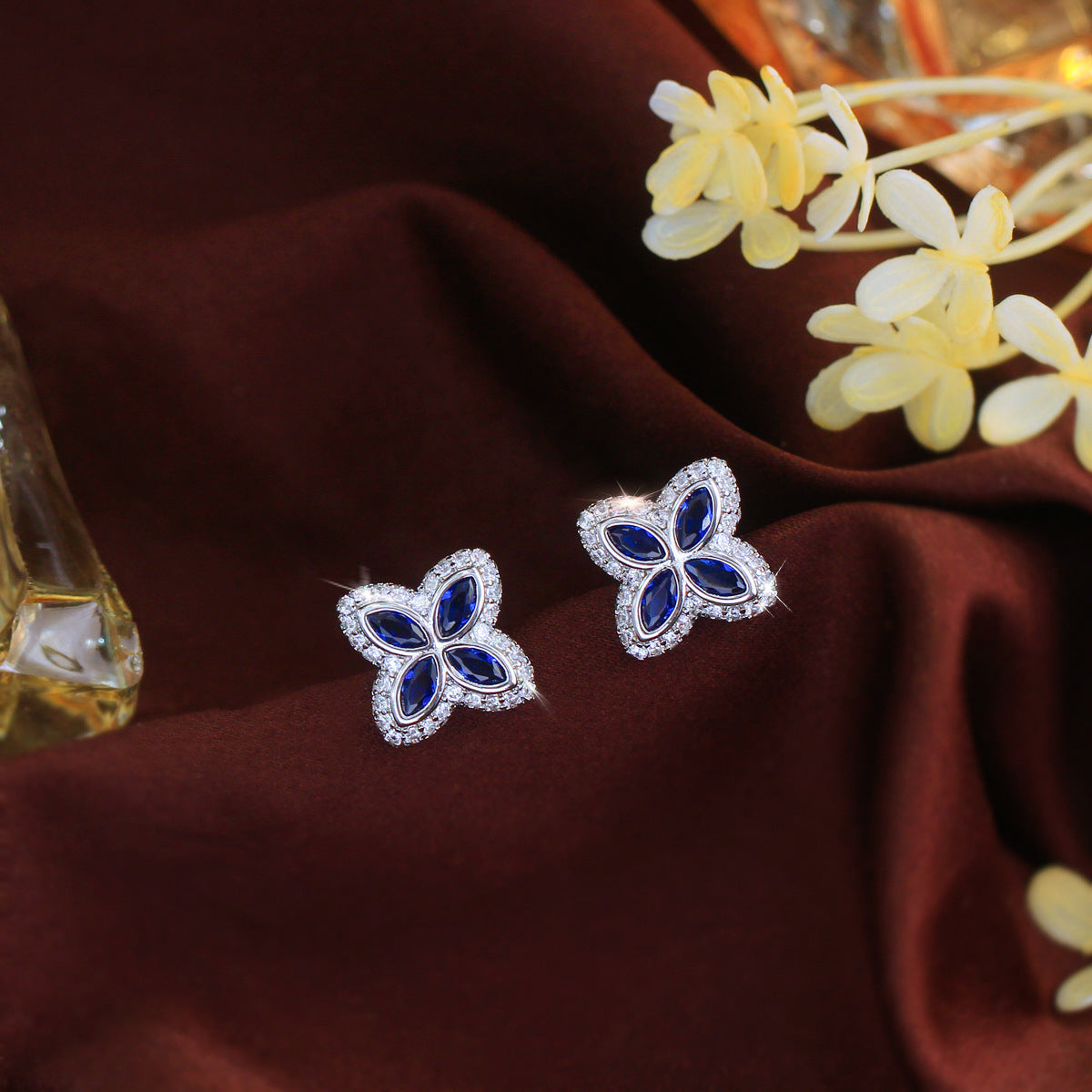 Luxury-luxurious four-leaf clover stud earrings with full diamonds simple yet elegant featuring a touch of sophistication personalized and fashionable a little unconventional accessory