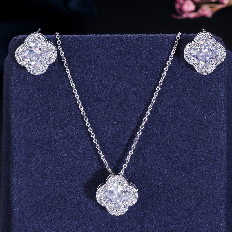 Korean version of micro-set zirconia pendant - Four-leaf clover necklace - Lucky grass accessory