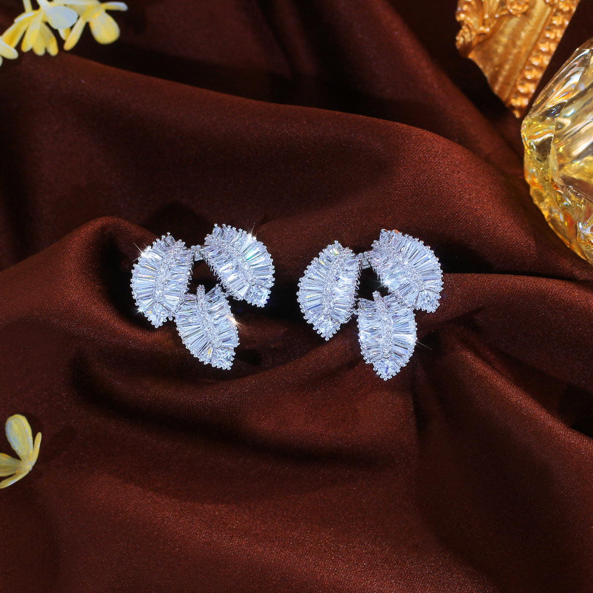 Luxury-sleek and enchanting Korean and Japanese shiny three-dimensional leaf earrings highly versatile and suitable for all occasions featuring small inlay of zirconia unique ear jewelry