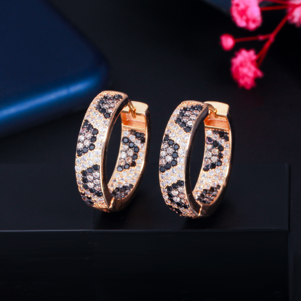 Best-selling new gold-plated leopard-print ear cuffs with tiny zirconia inlays Trendy ear accessories in batch of golden ear clasps