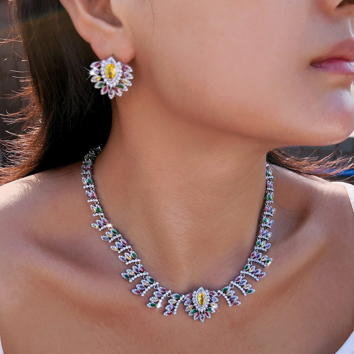 The bride's wedding dress jewelry set features zirconia inlay multi-color necklace and earrings as well as a luxurious diamond bracelet