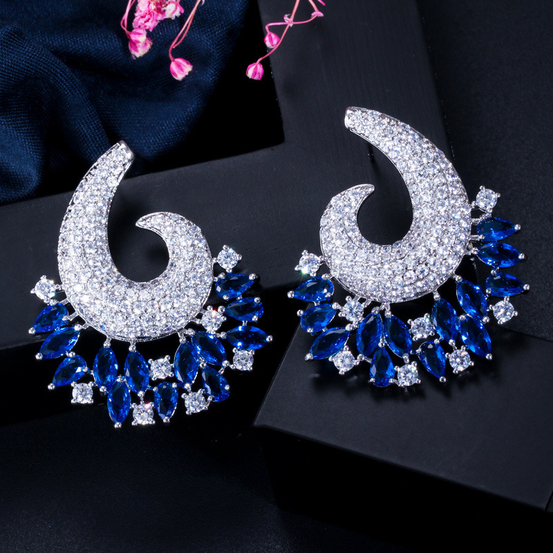 New European-style creative exaggerated diamond earrings. Ultra-shiny zirconia women's versatile ear accessories