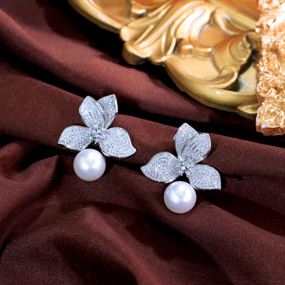 S925 silver needle luxury petal pearl earrings, small-scale design with unique style, exudes a sense of sophistication. Flower-shaped zirconia earrings as an accessory.