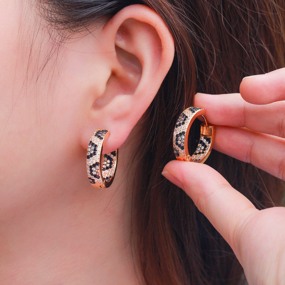 Best-selling new gold-plated leopard-print ear cuffs with tiny zirconia inlays Trendy ear accessories in batch of golden ear clasps