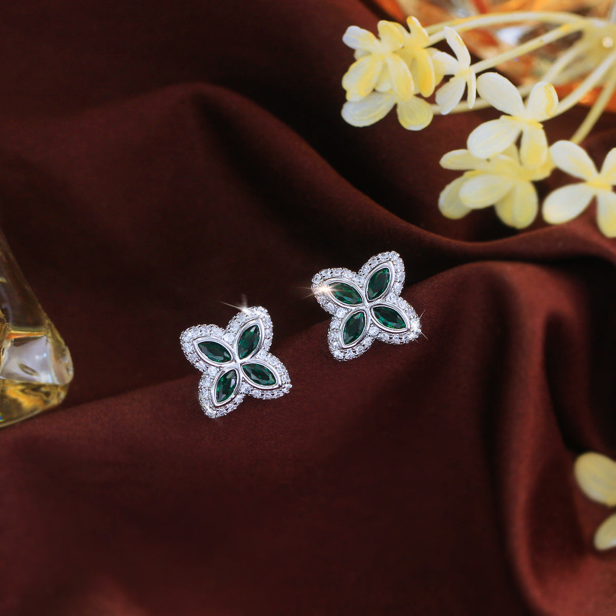 Luxury-luxurious four-leaf clover stud earrings with full diamonds simple yet elegant featuring a touch of sophistication personalized and fashionable a little unconventional accessory
