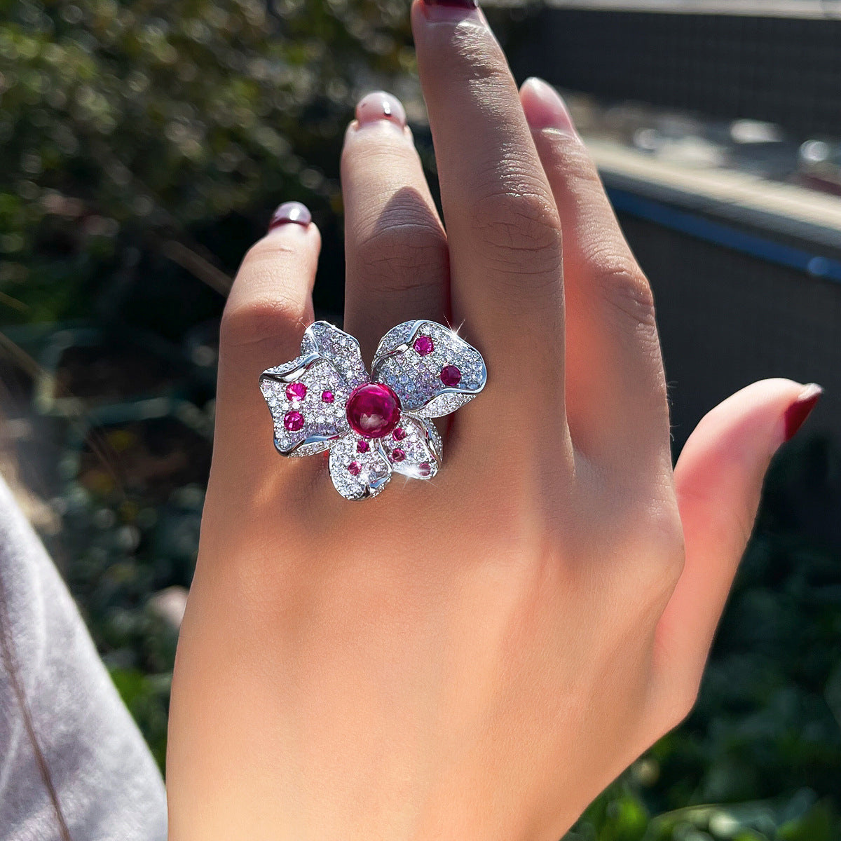 French-style minimalist luxury high-purity diamond sophisticated ring for women exuding elegant charm Red gemstone with ultra-shiny finish heavy precious gemstones three-dimensional flower-shaped finger ring