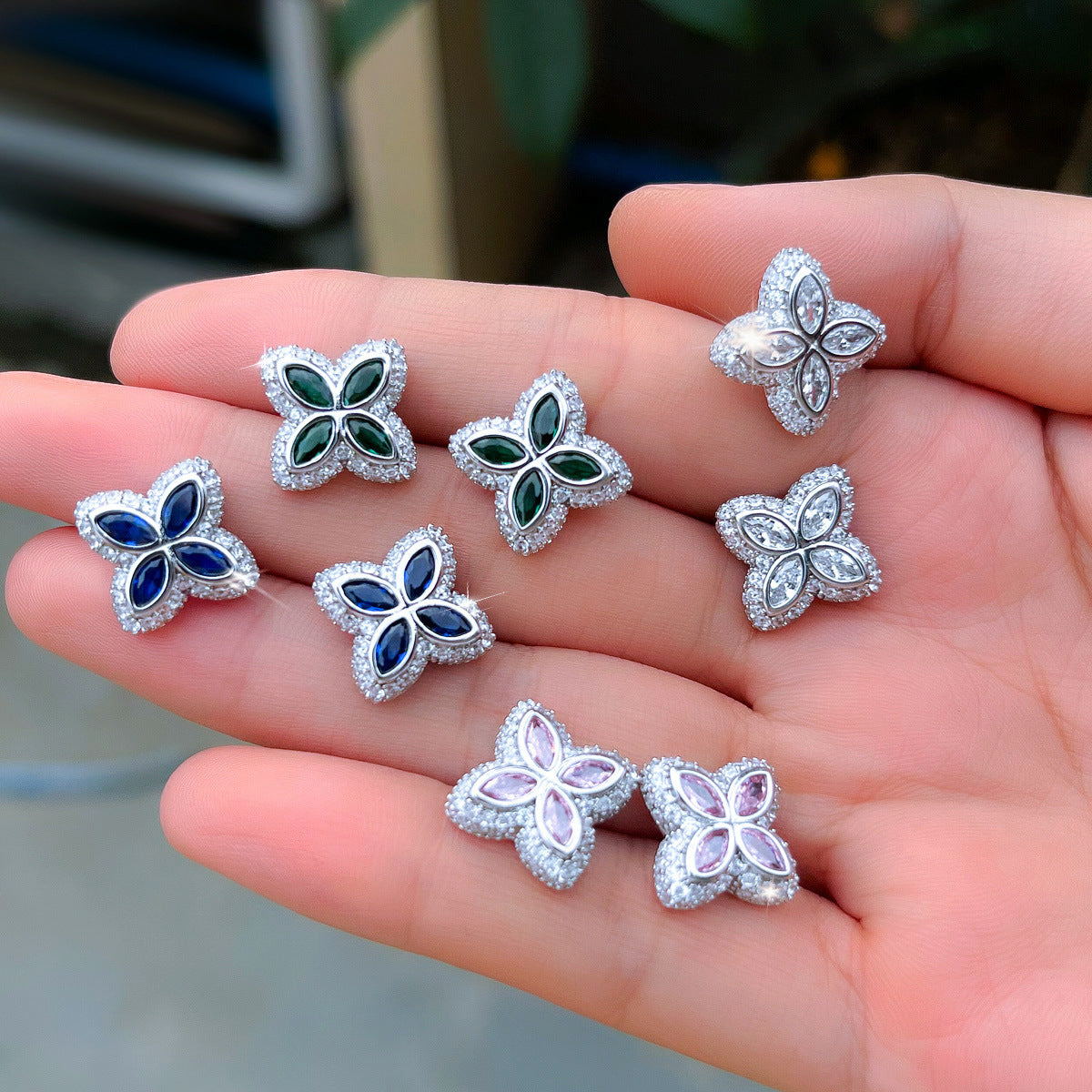 Luxury-luxurious four-leaf clover stud earrings with full diamonds simple yet elegant featuring a touch of sophistication personalized and fashionable a little unconventional accessory