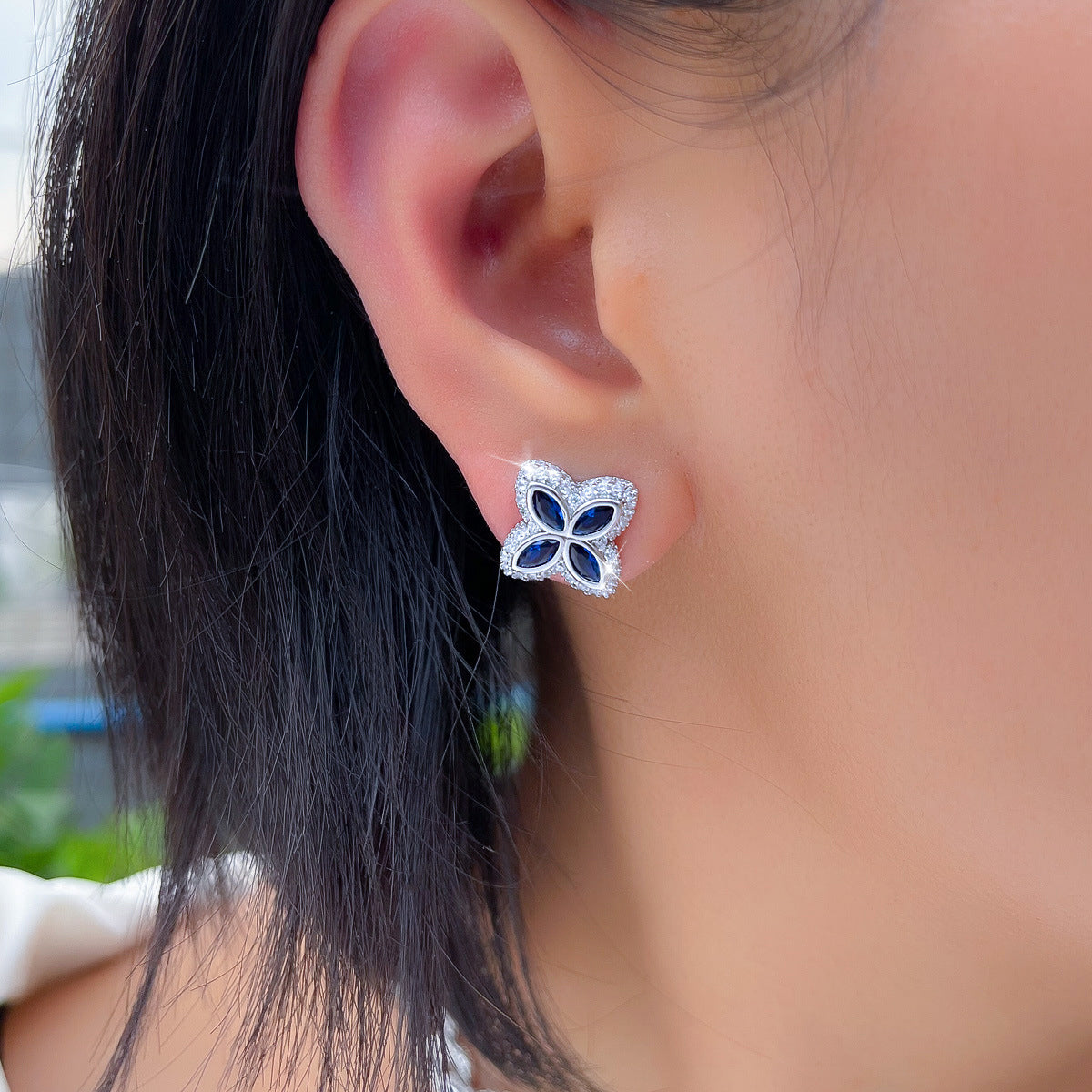 Luxury-luxurious four-leaf clover stud earrings with full diamonds simple yet elegant featuring a touch of sophistication personalized and fashionable a little unconventional accessory
