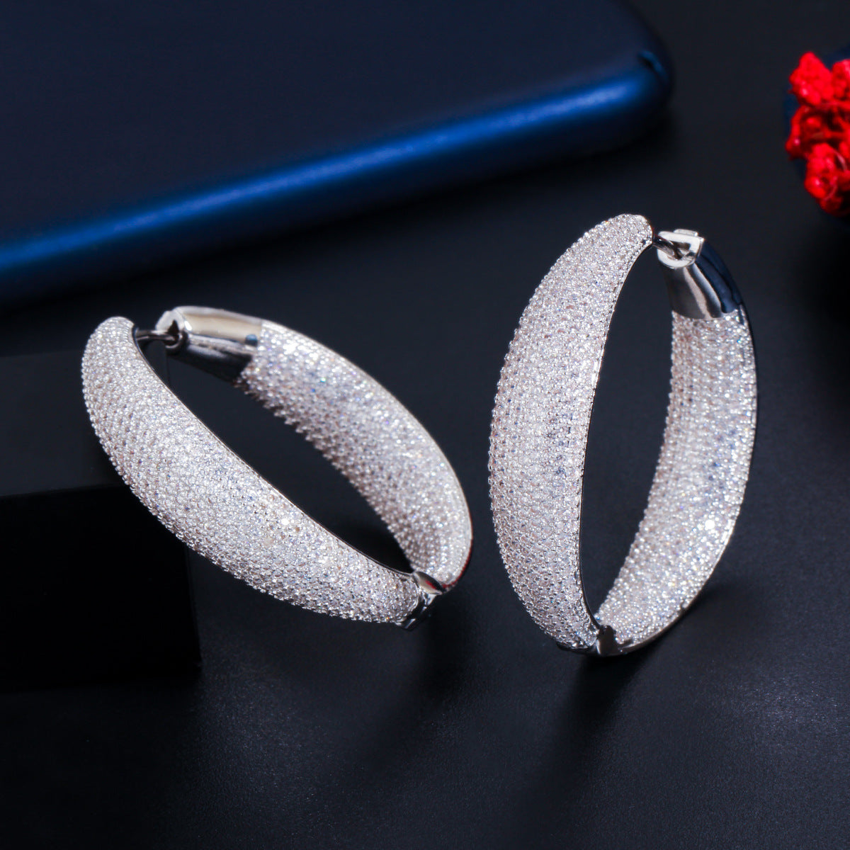 European and American minimalist round ear ring with micro-set sparkling diamonds and zirconium stones copper-plated gold, fashionable earrings for the ears