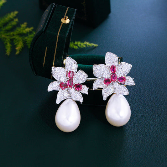 Luxury-sleek and sweet zircon flower and pearl earrings made of S925 silver with an elegant and sophisticated touch suitable for high-class ladies and versatile accessories