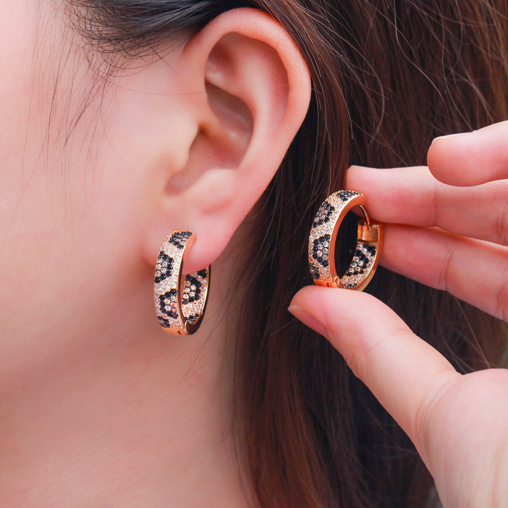 Best-selling new gold-plated leopard-print ear cuffs with tiny zirconia inlays Trendy ear accessories in batch of golden ear clasps