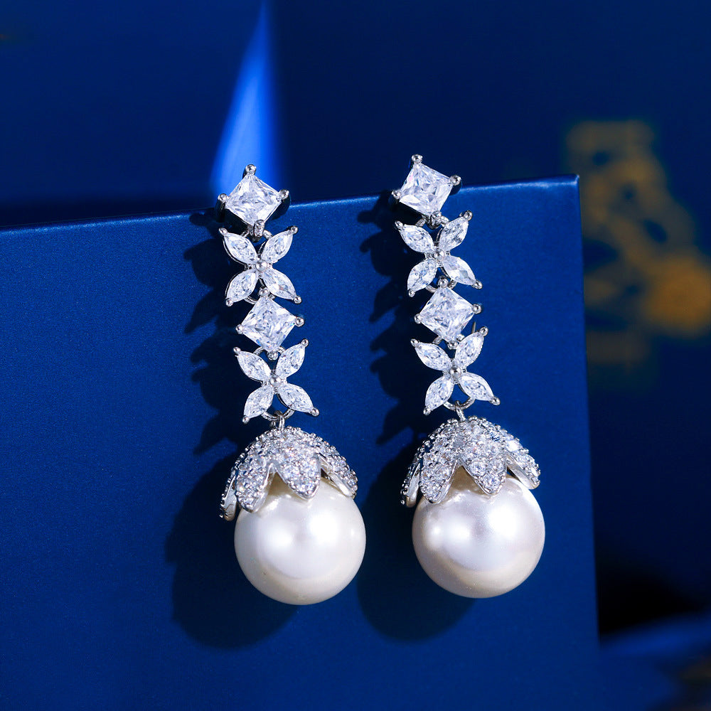 Korean high-class lady's pearl fringed drop earrings featuring mother-of-pearl with elegant and sophisticated appearance Long-style diamond-set earrings