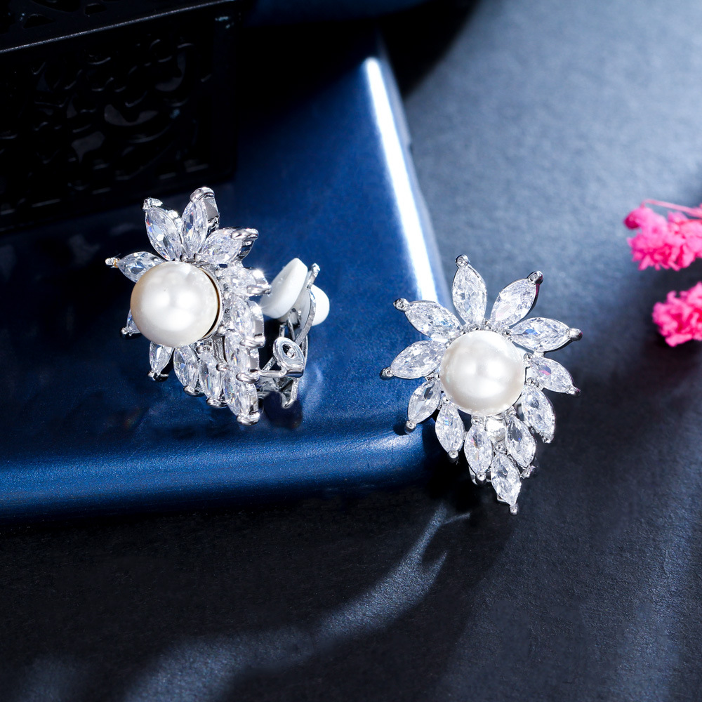 Korean version of fashionable pearl ear clips Yellow copper electroplated with white gold with oval-shaped zirconia stones. Ear jewelry