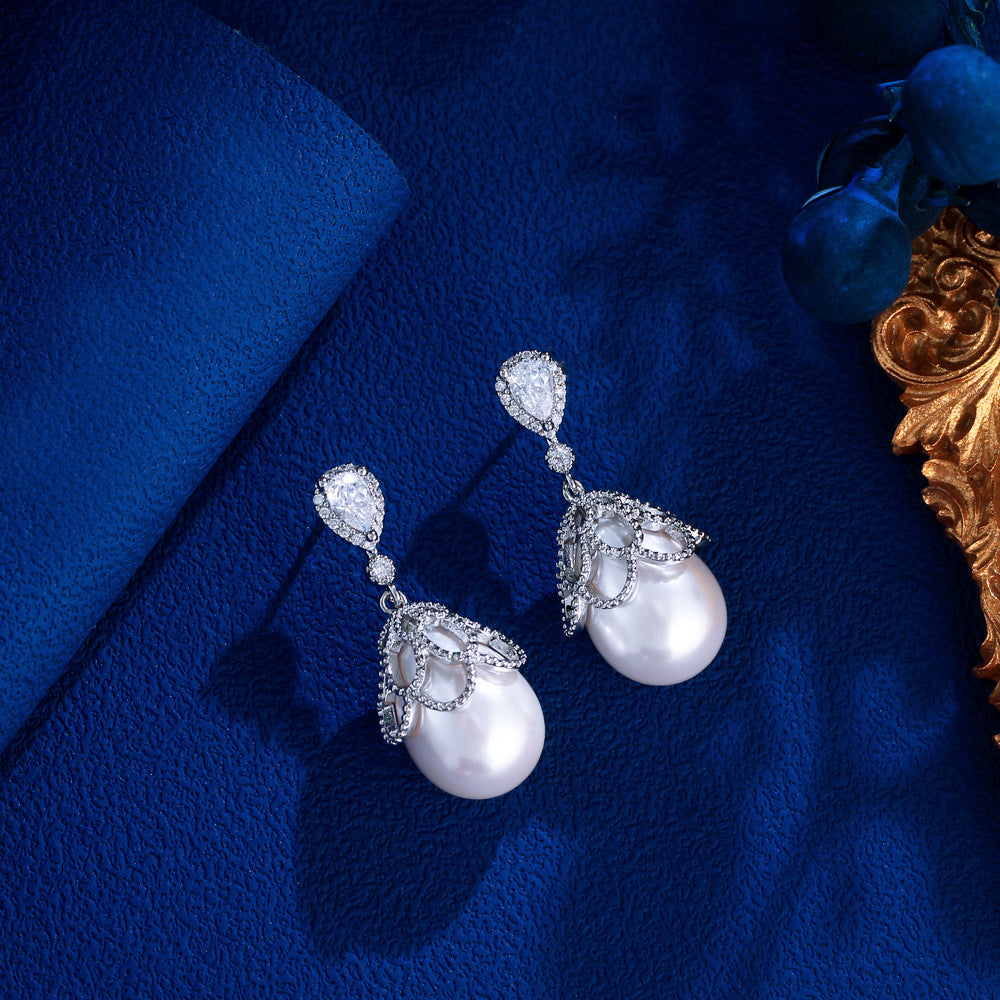 Japanese and Korean minimalist luxury lace pearl earrings with silver pins set with zirconia and mother-of-pearl beads Fashionable and versatile earrings for women