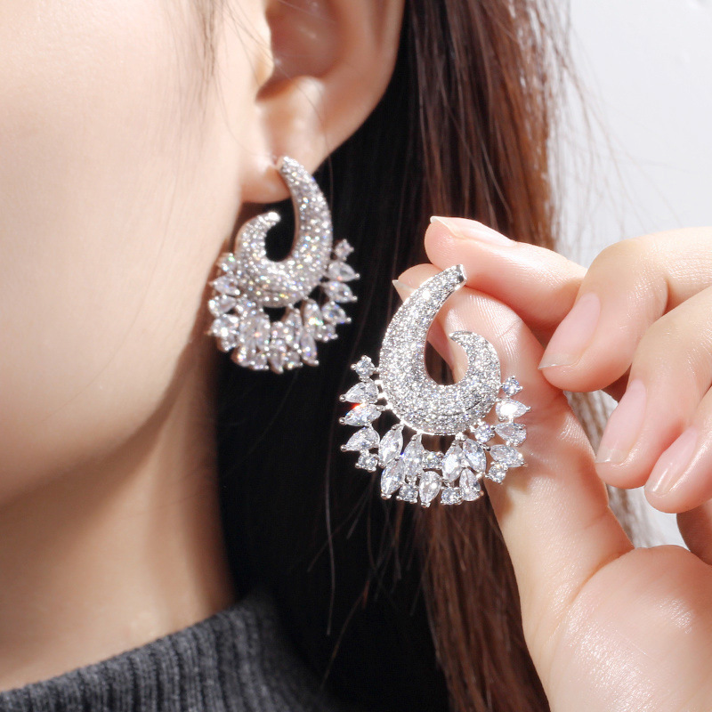 New European-style creative exaggerated diamond earrings. Ultra-shiny zirconia women's versatile ear accessories