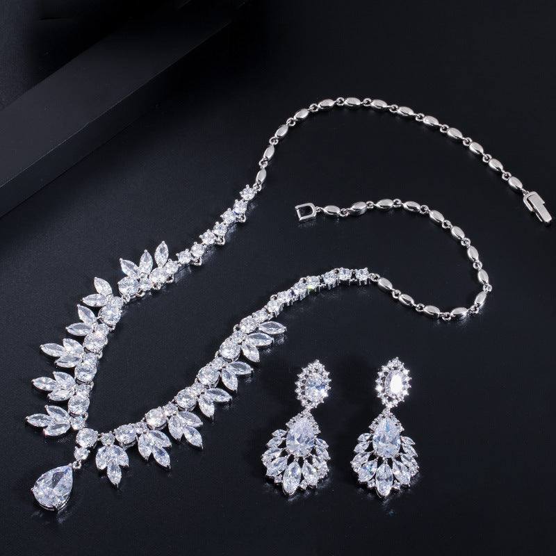 Two-piece set of high-end earrings and necklaces from Europe and America. Zircon jewelry for evening gowns and wedding dresses