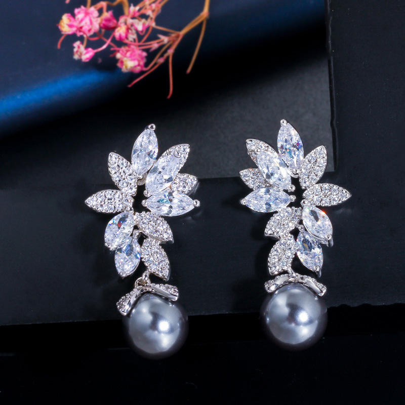 Korean-style fashion versatile S925 pure silver needle micro-set zirconia shell pearl necklace earrings and chain set. For women