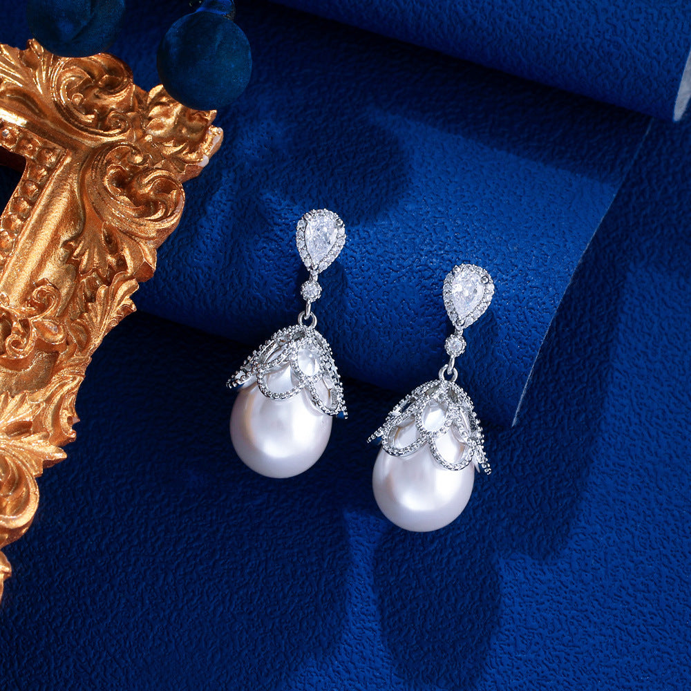 Japanese and Korean minimalist luxury lace pearl earrings with silver pins set with zirconia and mother-of-pearl beads Fashionable and versatile earrings for women