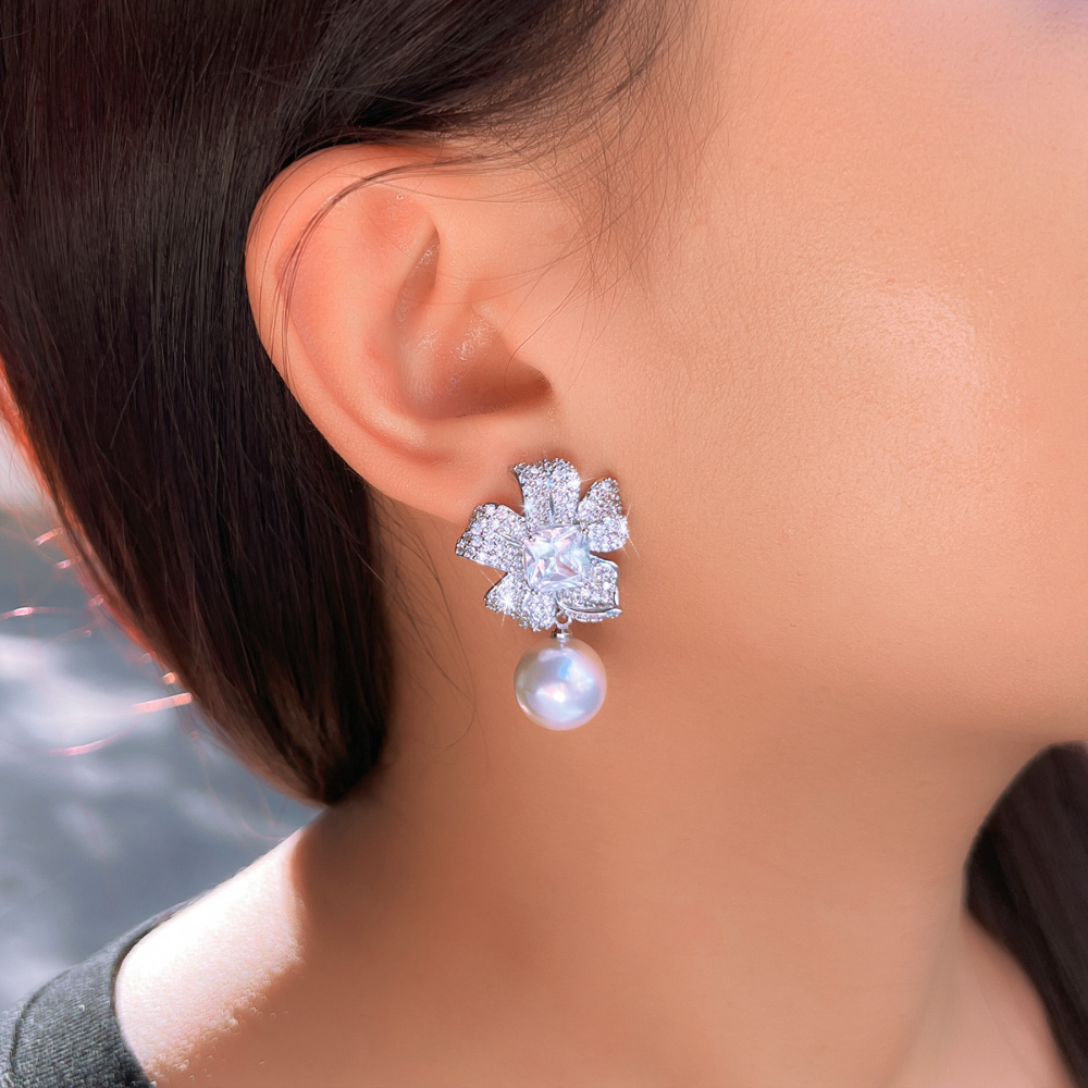 S925 silver needle-shaped floral pearl earrings - elegant and luxurious ear studs for women with a unique small design and grand appearance