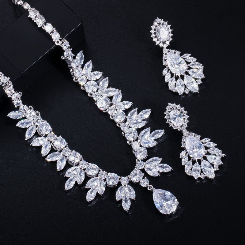 Two-piece set of high-end earrings and necklaces from Europe and America. Zircon jewelry for evening gowns and wedding dresses