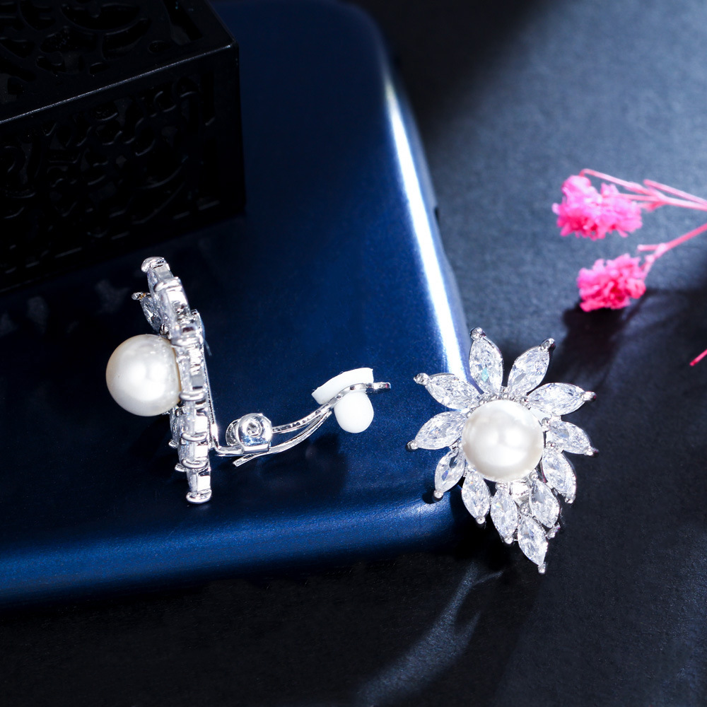 Korean version of fashionable pearl ear clips Yellow copper electroplated with white gold with oval-shaped zirconia stones. Ear jewelry
