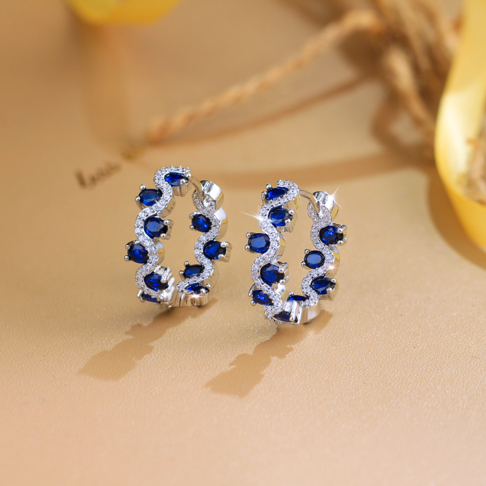 Geometric circular stud earrings with high-end round rings Design featuring a subtle setting of zirconia stones Versatile and exquisite accessories for the ears