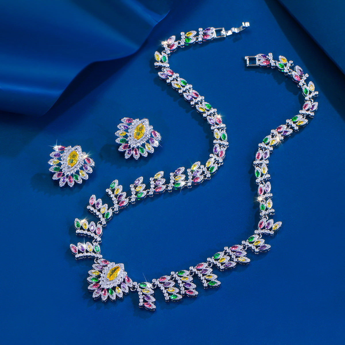 The bride's wedding dress jewelry set features zirconia inlay multi-color necklace and earrings as well as a luxurious diamond bracelet