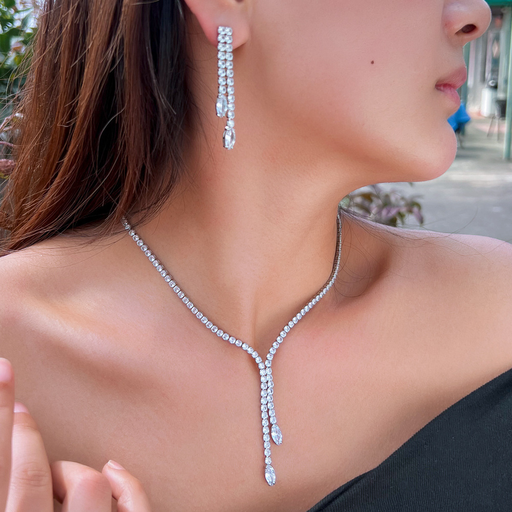 Dazzling Luxury Diamond-Encrusted Necklace and Earrings for Evening Wedding Bridal Accessories Set with Flowing Tassels and Elegant Charm Party Zircon Set