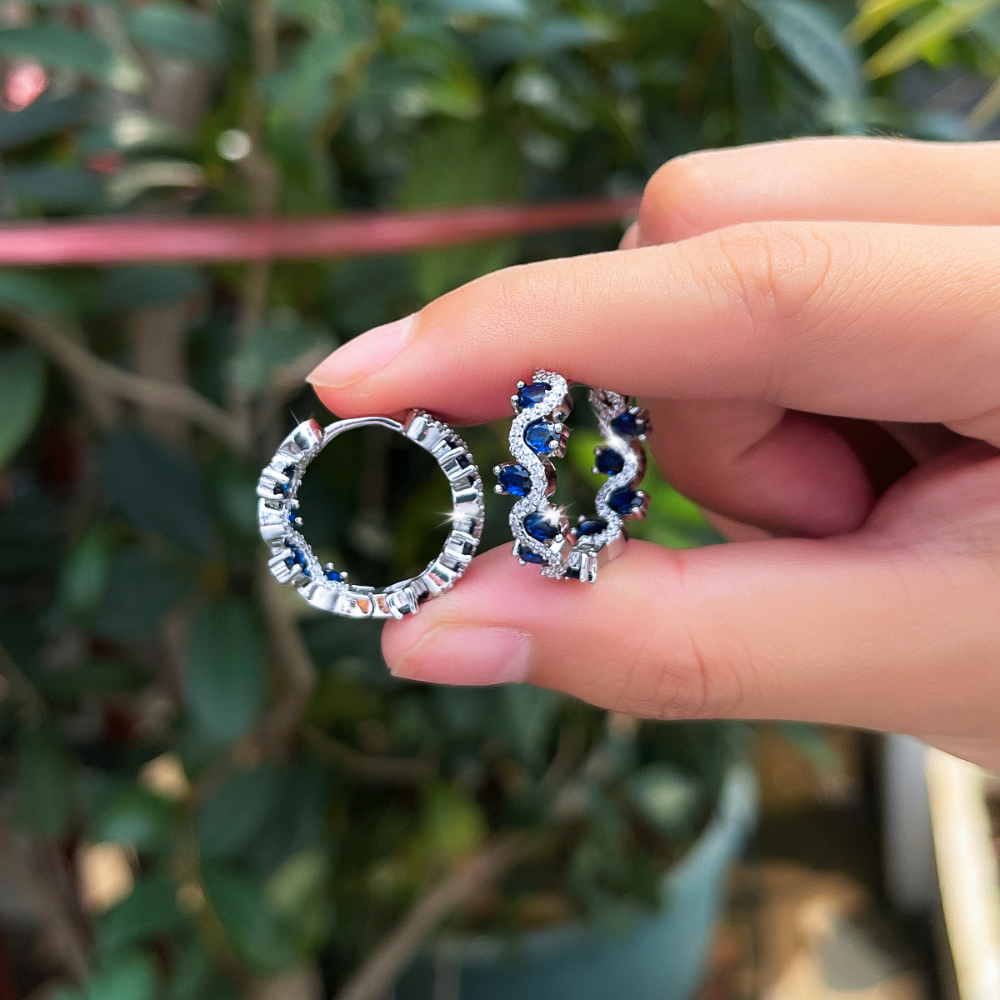Geometric circular stud earrings with high-end round rings Design featuring a subtle setting of zirconia stones Versatile and exquisite accessories for the ears
