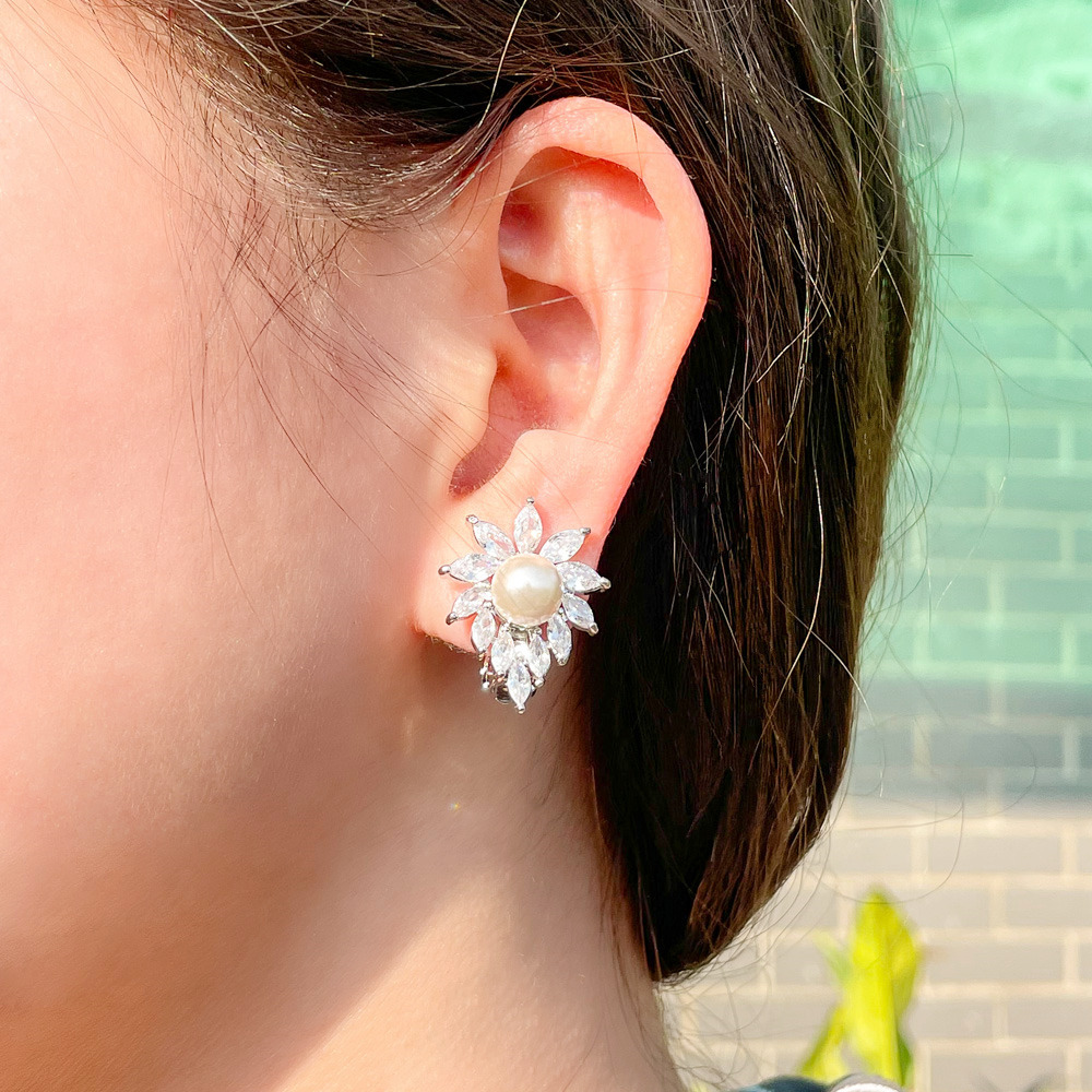 Korean version of fashionable pearl ear clips Yellow copper electroplated with white gold with oval-shaped zirconia stones. Ear jewelry