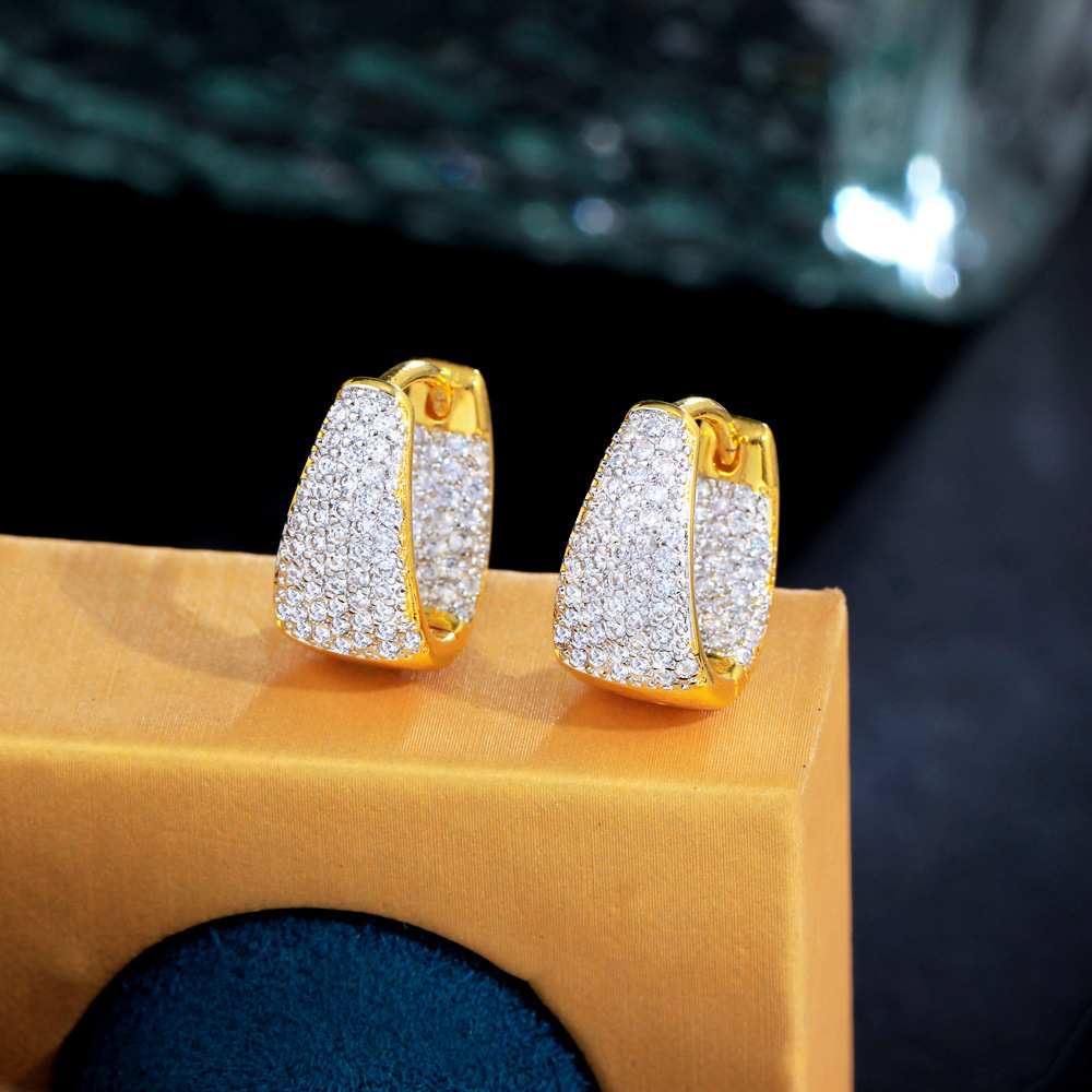 Exclusive design, luxurious and minimalist geometric triangular double-color electroplated 18K gold ear studs with full-set zirconia gemstones - personalized earrings