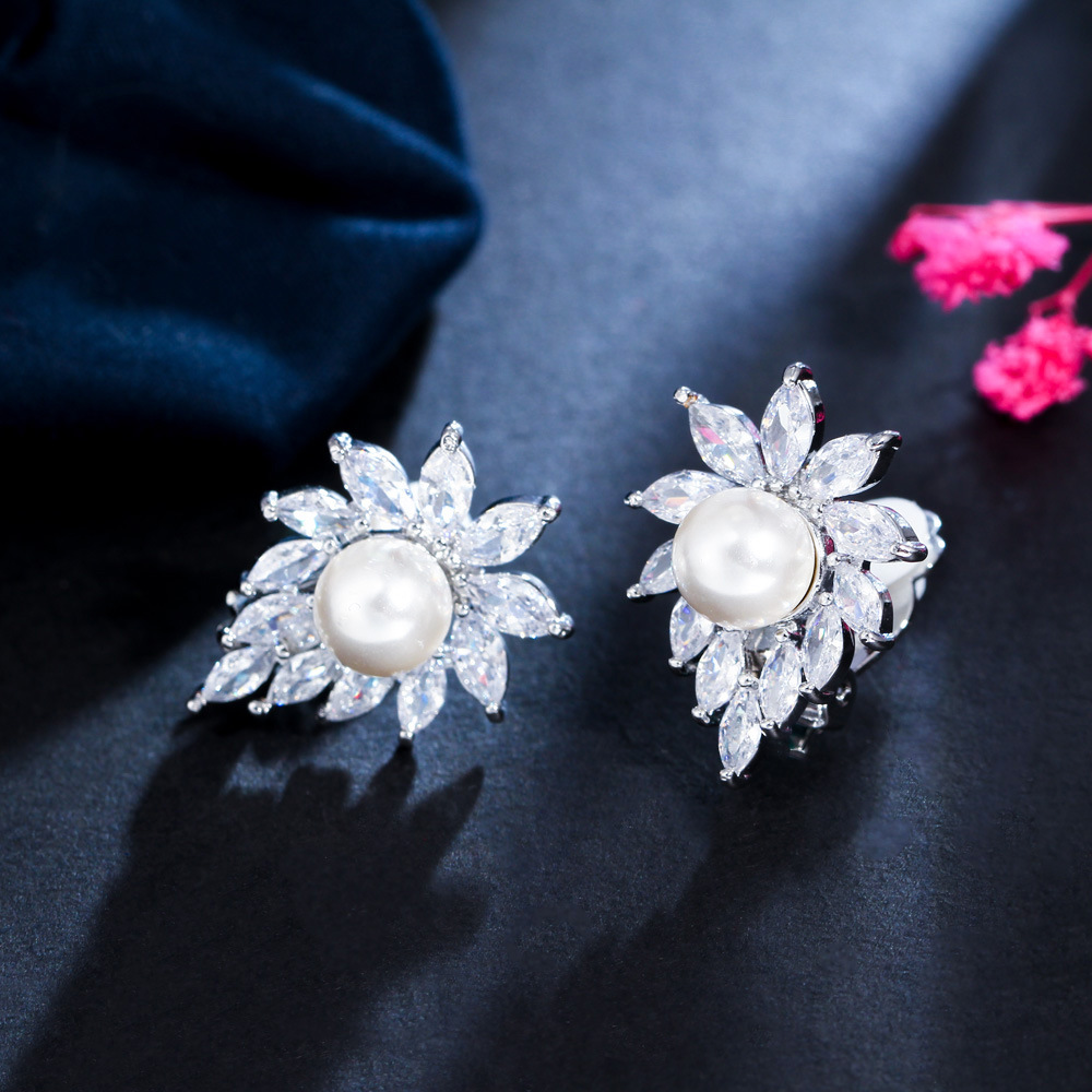 Korean version of fashionable pearl ear clips Yellow copper electroplated with white gold with oval-shaped zirconia stones. Ear jewelry