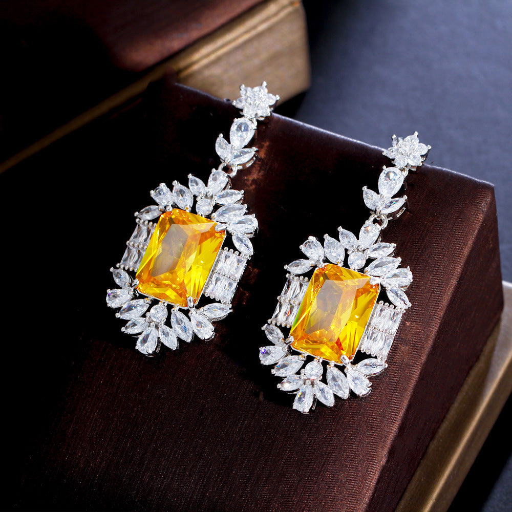 Heavyweight copper-set zircon earrings with high-end rectangular emerald gemstones and Asche yellow diamonds as the ear pendants