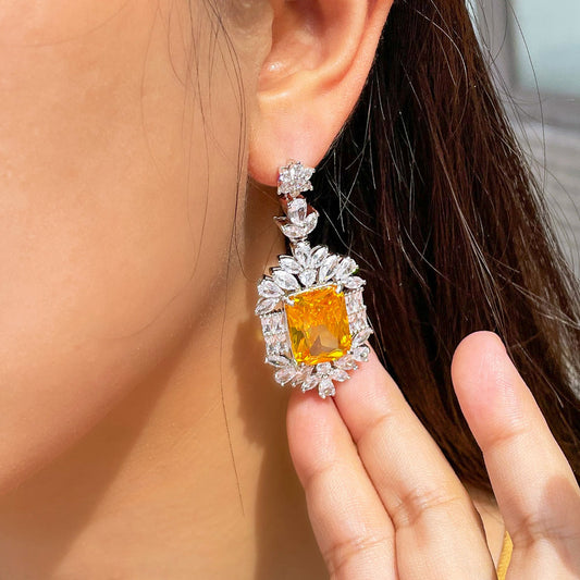 Heavyweight copper-set zircon earrings with high-end rectangular emerald gemstones and Asche yellow diamonds as the ear pendants