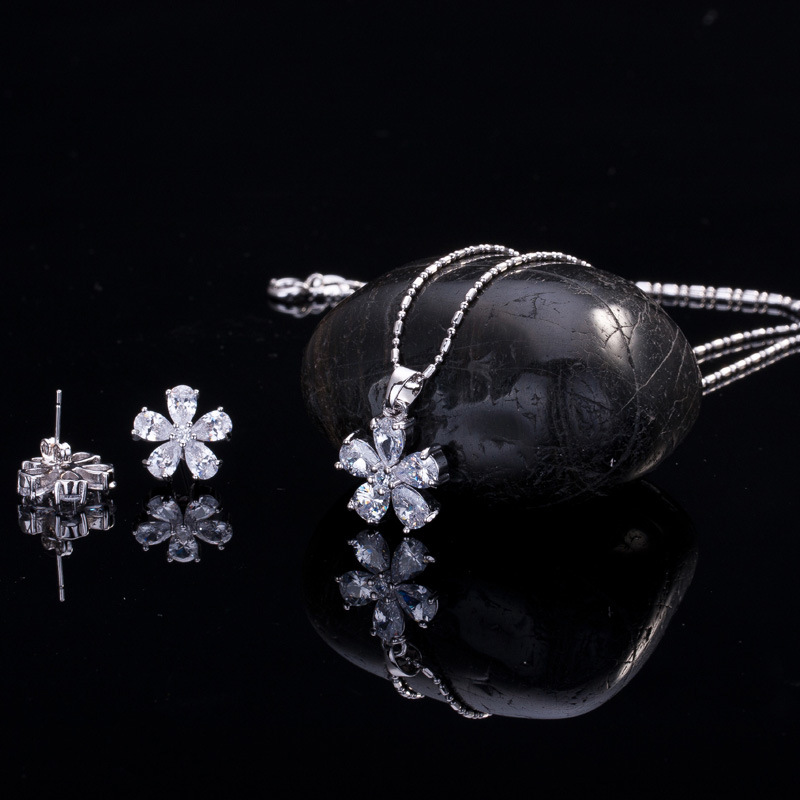 Newly launched bestseller - European and American fashionable jewelry small chain set - women's necklace and earrings set