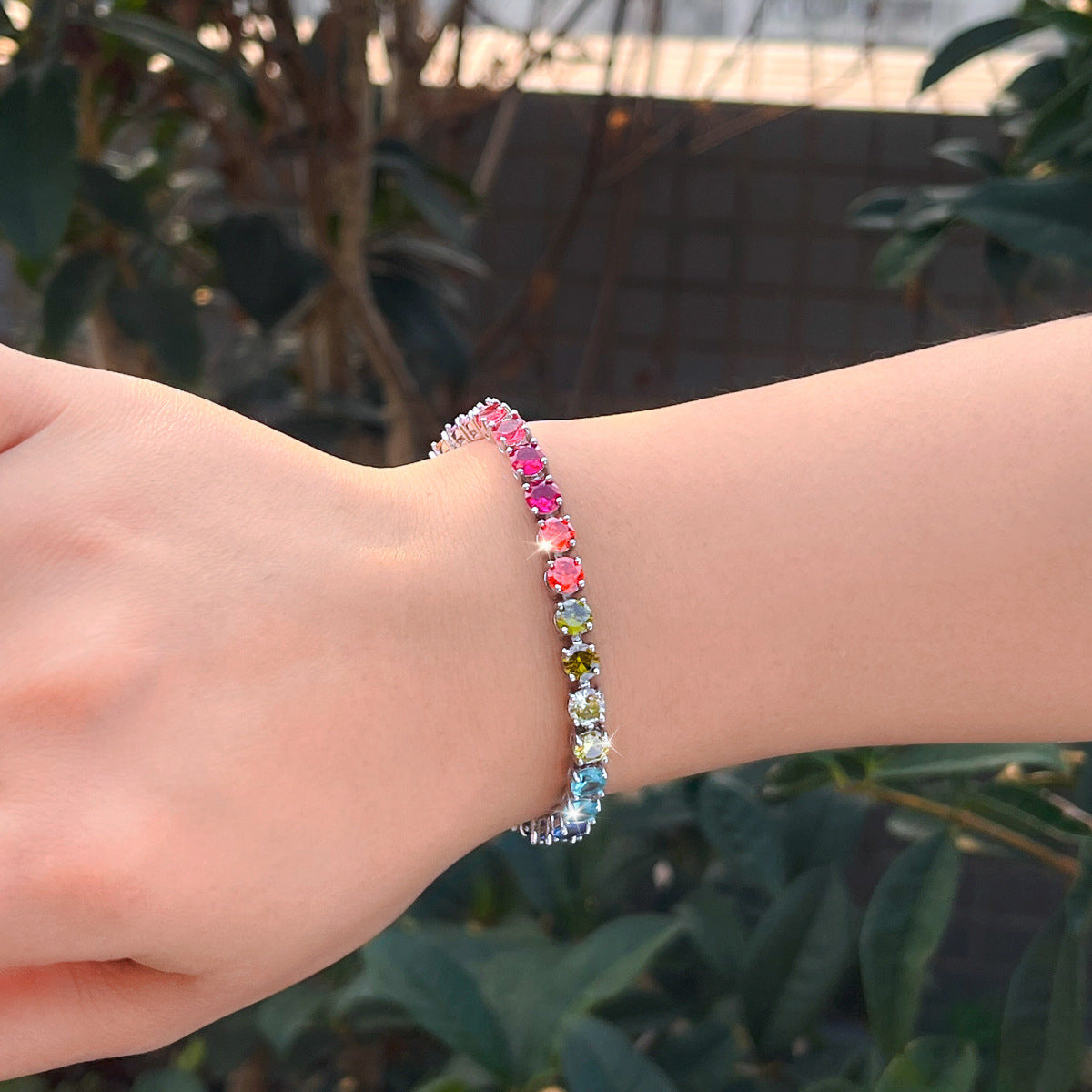 The Ins European Zirconia Bracelet features a single row design, with a 6mm round full-diamond tennis bracelet. It is suitable for cross-border wearing and is a fashionable exquisite and hip accessory