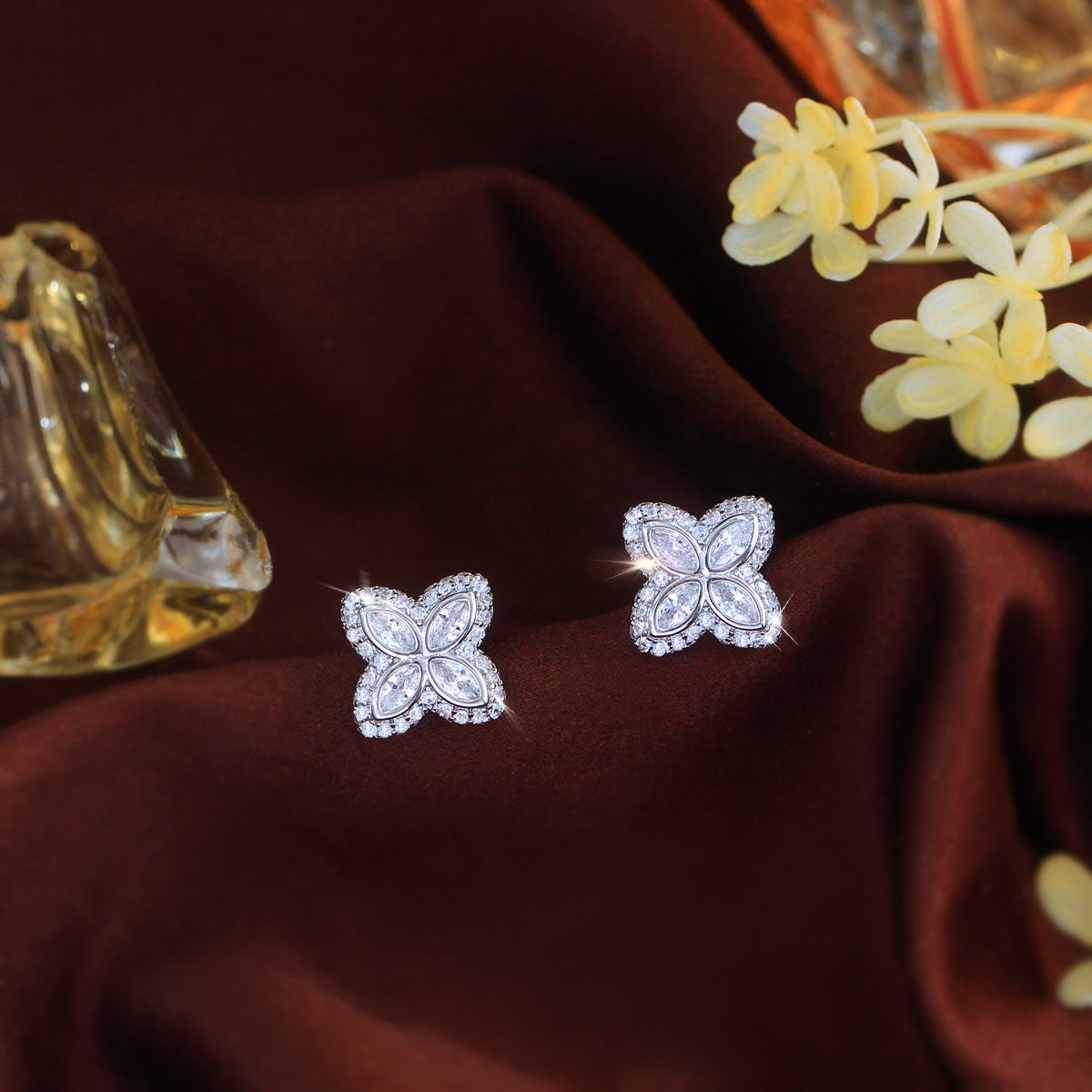 Luxury-luxurious four-leaf clover stud earrings with full diamonds simple yet elegant featuring a touch of sophistication personalized and fashionable a little unconventional accessory