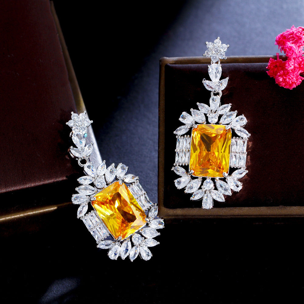 Heavyweight copper-set zircon earrings with high-end rectangular emerald gemstones and Asche yellow diamonds as the ear pendants
